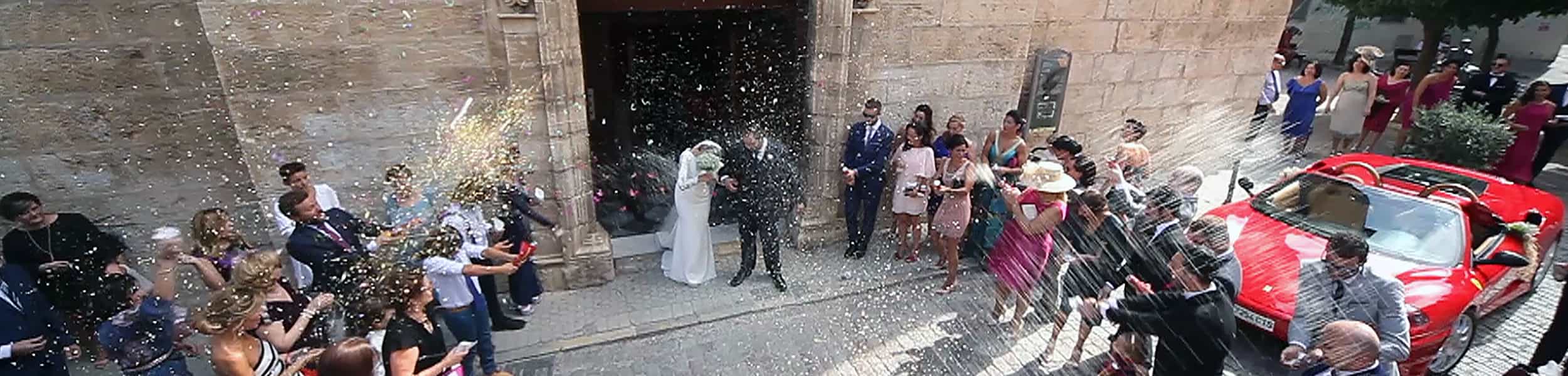 Novios a la salida de la Iglesia en una boda en Jaén
